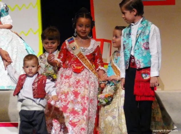 Luz e historia para presentar a Itziar Rosalén como fallera mayor infantil del Saladar 34 50 Presentación infantil Saladar Xicalla