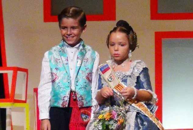 Luz e historia para presentar a Itziar Rosalén como fallera mayor infantil del Saladar 33 51 Presentación infantil Saladar Xicalla