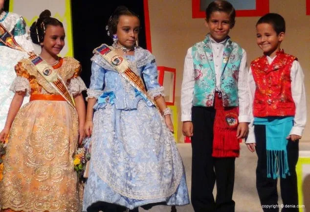 Luz e historia para presentar a Itziar Rosalén como fallera mayor infantil del Saladar 32 52 Presentación infantil Saladar Xicalla