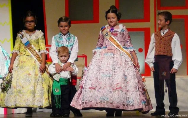 Luz e historia para presentar a Itziar Rosalén como fallera mayor infantil del Saladar 31 53 Presentación infantil Saladar Xicalla