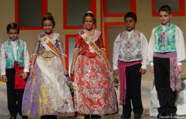 Luz e historia para presentar a Itziar Rosalén como fallera mayor infantil del Saladar 30 54 Presentación infantil Saladar Xicalla