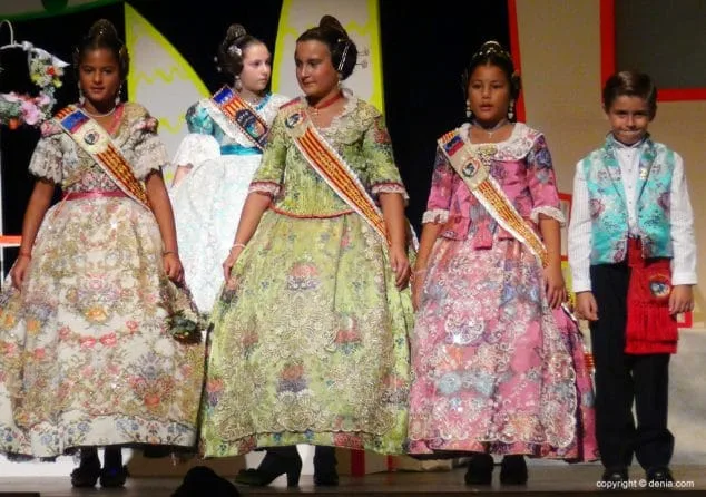 Luz e historia para presentar a Itziar Rosalén como fallera mayor infantil del Saladar 29 55 Presentación infantil Saladar Xicalla