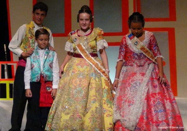 Luz e historia para presentar a Itziar Rosalén como fallera mayor infantil del Saladar 28 56 Presentación infantil Saladar Xicalla
