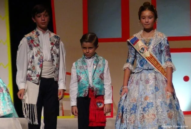 Luz e historia para presentar a Itziar Rosalén como fallera mayor infantil del Saladar 27 57 Presentación infantil Saladar Xicalla