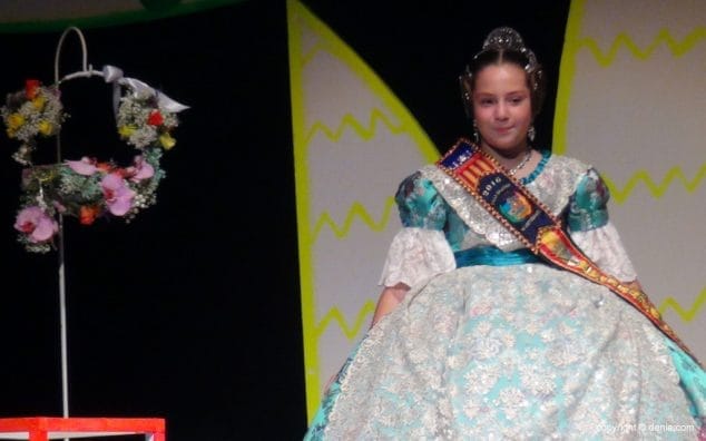Luz e historia para presentar a Itziar Rosalén como fallera mayor infantil del Saladar 26 58 Presentación infantil Saladar Itziar Rosalén