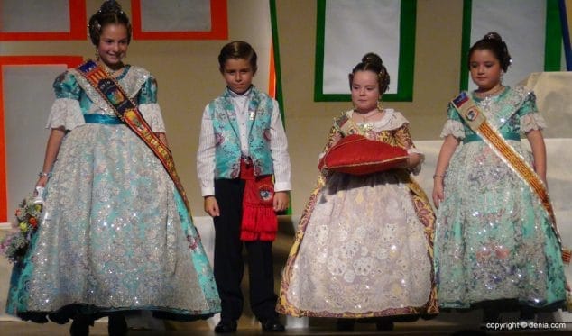 Luz e historia para presentar a Itziar Rosalén como fallera mayor infantil del Saladar 25 59 Presentación infantil Saladar Itziar Rosalén