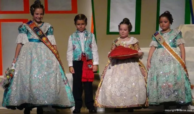 Luz e historia para presentar a Itziar Rosalén como fallera mayor infantil del Saladar 25 59 Presentación infantil Saladar Itziar Rosalén