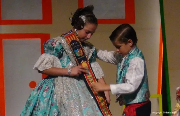 Luz e historia para presentar a Itziar Rosalén como fallera mayor infantil del Saladar 24 60 Presentación infantil Saladar Itziar Rosalén