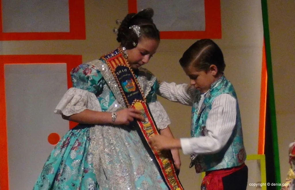 Luz e historia para presentar a Itziar Rosalén como fallera mayor infantil del Saladar 2 60 Presentación infantil Saladar - Itziar Rosalén