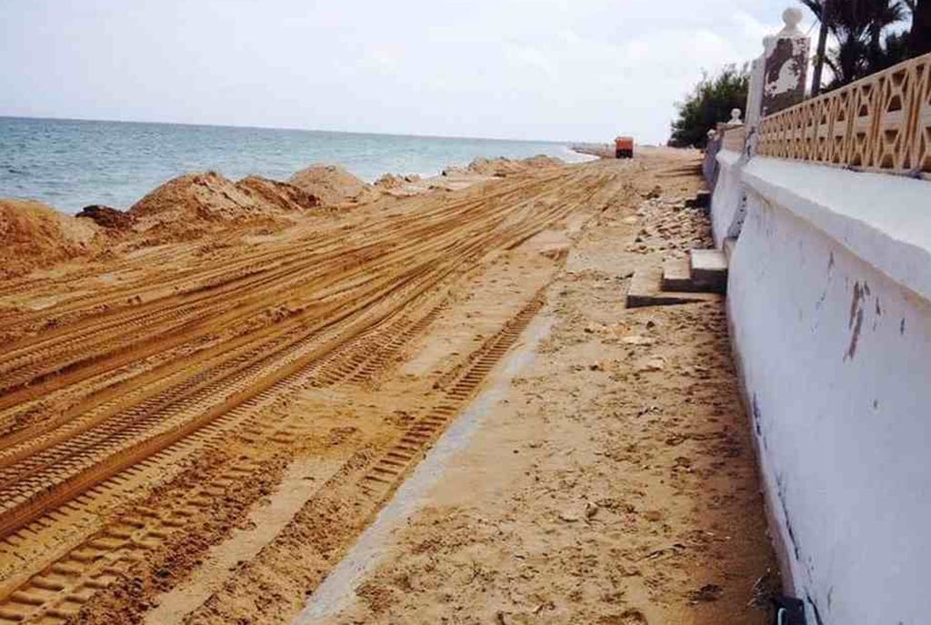 Aportación de arena en la playa del Blay Beach