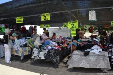 Artículos de oferta en el mercadillo de Dénia