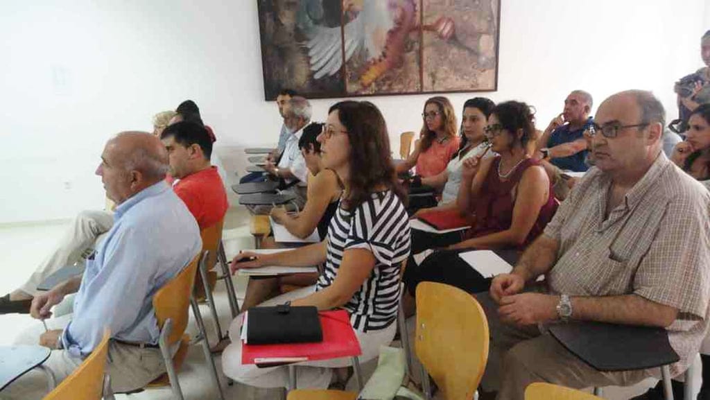 Asistentes a la reunión para la creación de la mesa de empleo