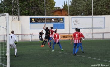 Balón sobre el área del Jávea