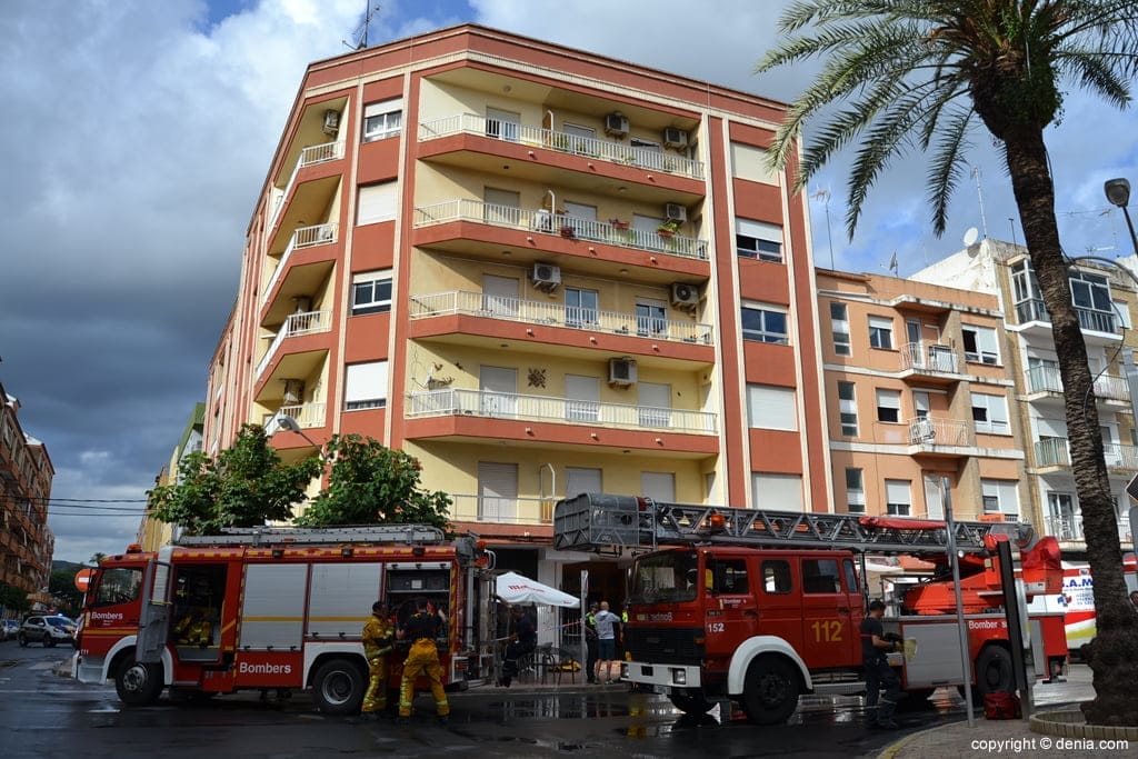 Alarma en Dénia por el incendio en una vivienda de la plaza Archiduque Carlos 1 Bloque de viviendas afectado por el incendio