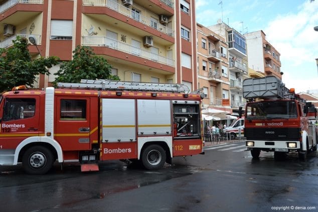 Alarma en Dénia por el incendio en una vivienda de la plaza Archiduque Carlos 5 Camiones de bombero en la palza Archiduque Carlos