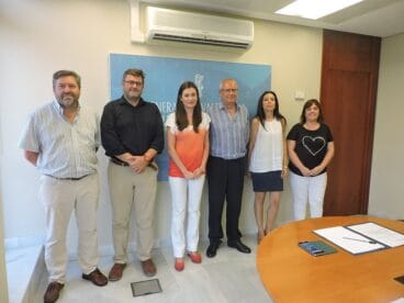 Carmen Monto con Vicente Grimalt y otros miembros del consistorio dianense