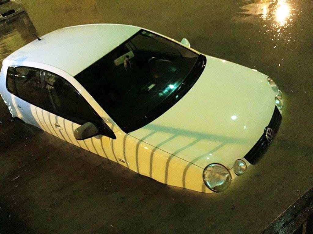 Coche con el agua en la puerta