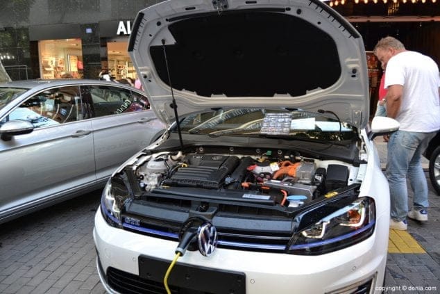 Coche eléctrico en la feria del motor del Oeste