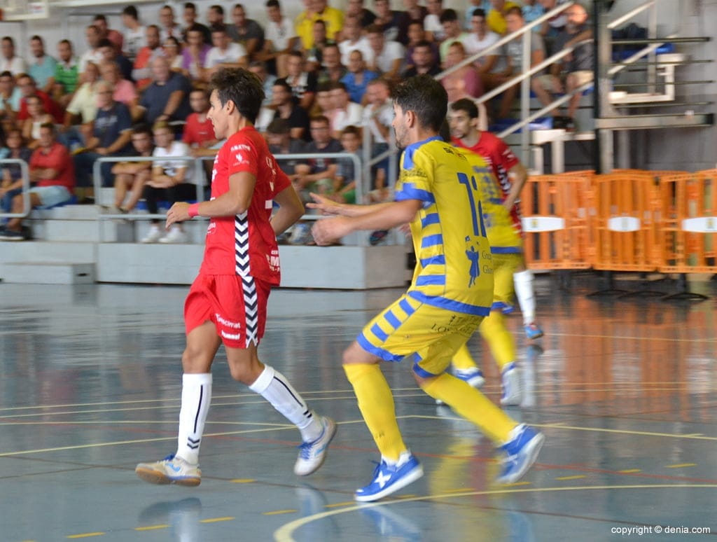 El FS. Talavera primer equipo en ganar en Dénia (4-5) 1 David Jaén marcando a un rival