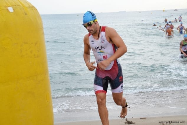 Edu Pla saliendo del mar