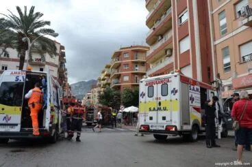 Efectivos sanitarios en un incendio en Dénia