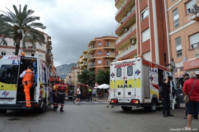 Alarma en Dénia por el incendio en una vivienda de la plaza Archiduque Carlos 6 Efectivos sanitarios en un incendio en Dénia