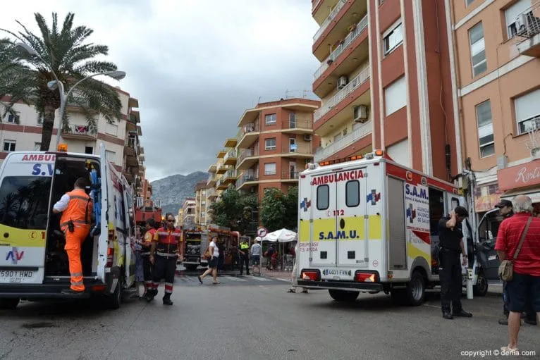 Efectivos sanitarios en un incendio en Dénia
