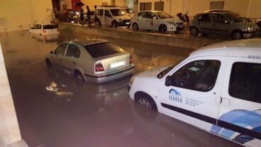 El agua a ras de puerta de los coches