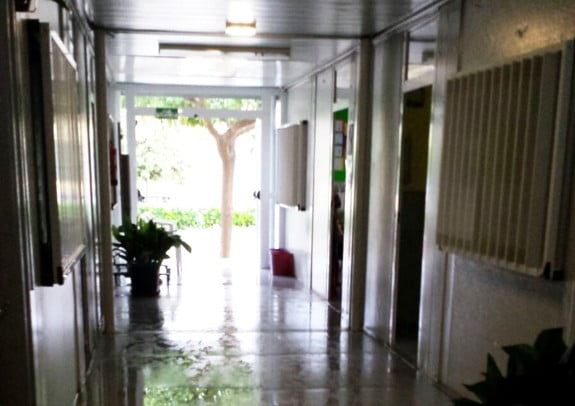 Entrada al colegio de La Xara inundada