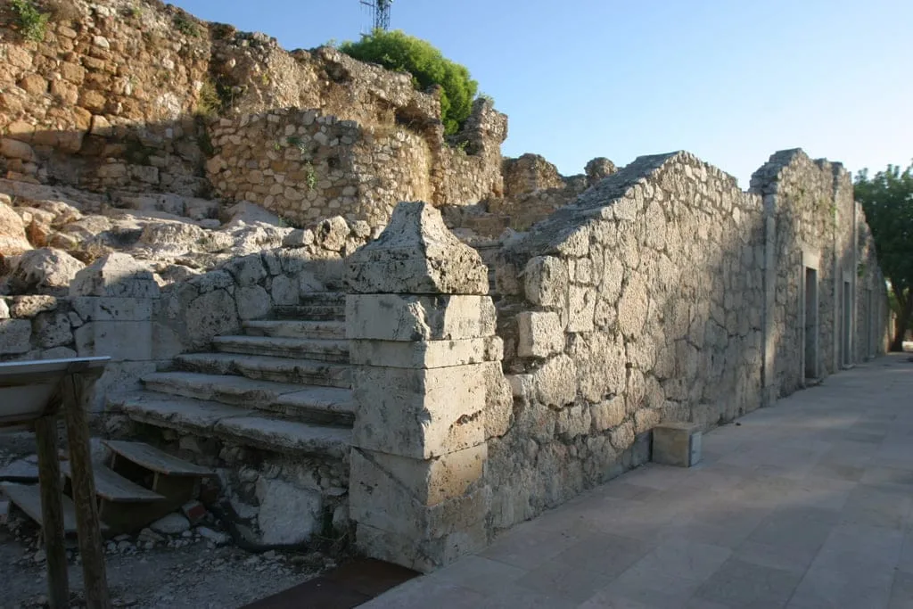 La intervención en el castillo permitirá "tener la experiencia del espacio que fue en algún momento" 1 Escalera del Palau del Governador de Dénia