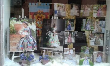 Escaparate de las falleras mayores de Dénia y sus cortes de honor