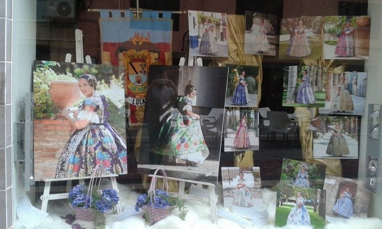 Escaparate de las falleras mayores de Dénia y sus cortes de honor