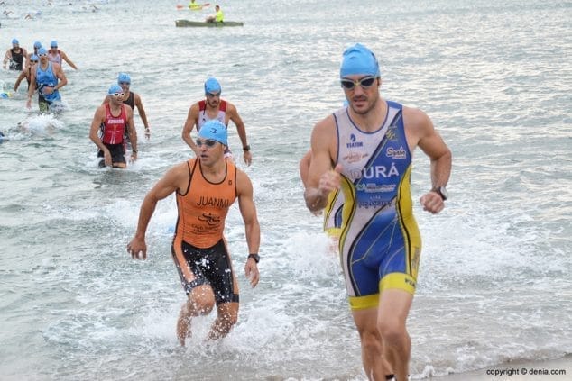 Gonzalo Durá saliendo del mar