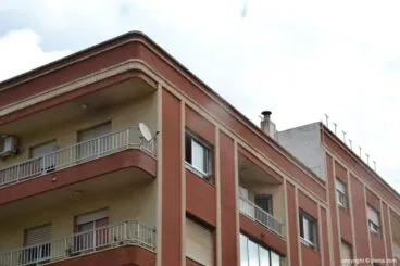 Humo saliendo de la vivienda afectada