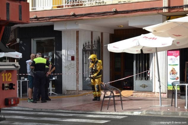 Alarma en Dénia por el incendio en una vivienda de la plaza Archiduque Carlos 8 Incendio en una vivienda de Dénia