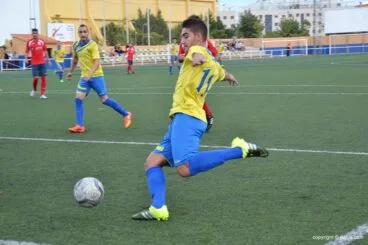 Josep centrando un balón