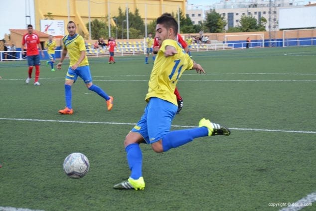 Josep centrando un balón