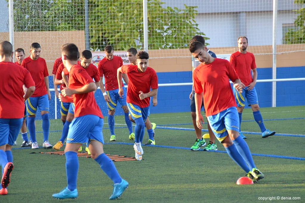Jugadors del Dénia escalfant
