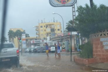 Jóvenes caminando bajo la lluvia