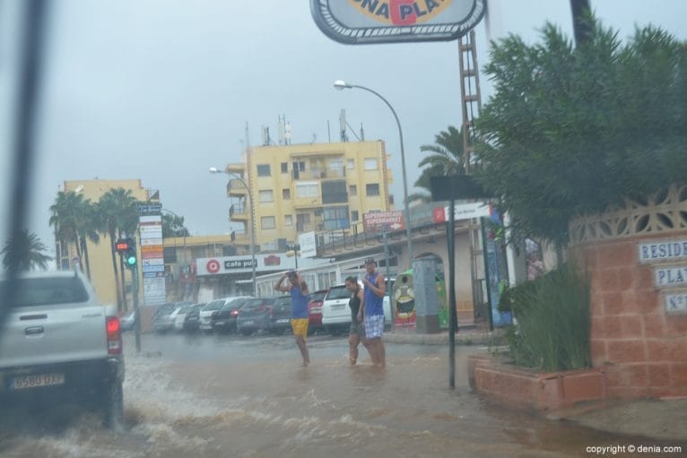 Jóvenes caminando bajo la lluvia