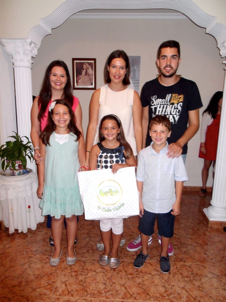 La falla Baix la Mar entrega el regalo a Alejandra