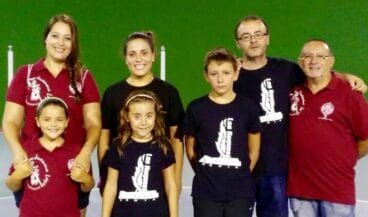 Las falleras mayores y el presidente de la Junta con los cargos de la falla Roques