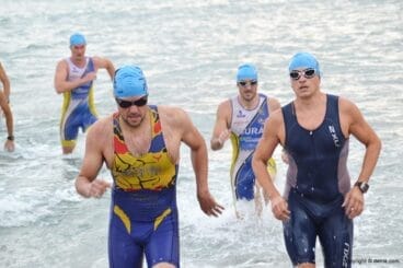 Los dianenses saliendo del mar