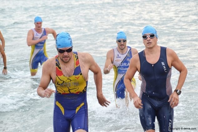 Los dianenses saliendo del mar