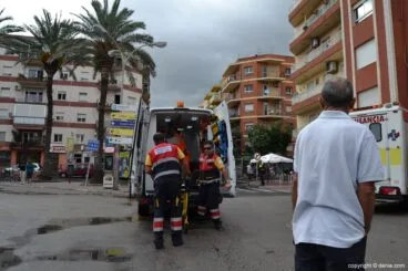 Los efectis sanitarios atienden a un agente de policía