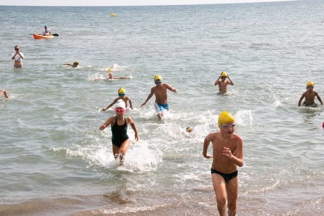 Los niños saliendo del mar