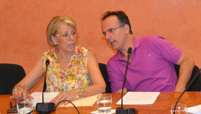 Mari Martínez y Sergio Benito durante el último pleno de Dénia