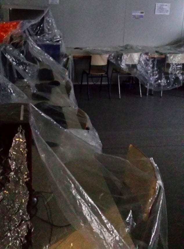 La lluvia obliga a suspender las clases en el colegio de La Xara 1 Mesas cubiertas con plástico en la Xara