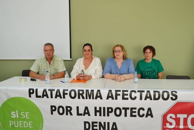 Miembros de la plataforma Afectados por la Hipoteca de Dénia