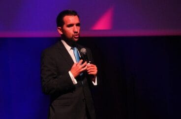 Miguel Lago realizando un monólogo